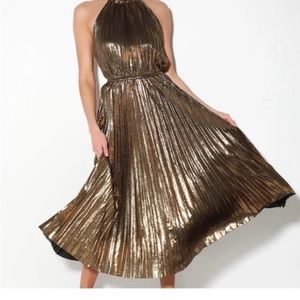 Lulu’s gold pleated dress